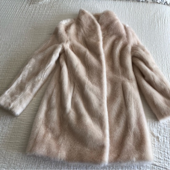 Like New Eliza J cream faux fur coat - Picture 3 of 12